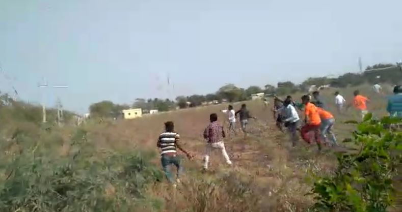 fight between congress - bjp workers 