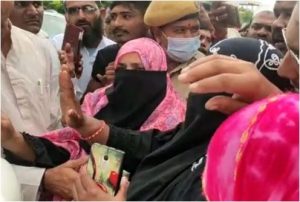 Siddaramaiah Reaction woman-throws-compensation-2-lakhs saaksha tv