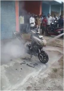 An electric scooter caught fire in Mandya saaksha tv