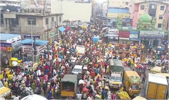 Ganeshotsava | Crowd at KR Market Bangalore saaksha tv