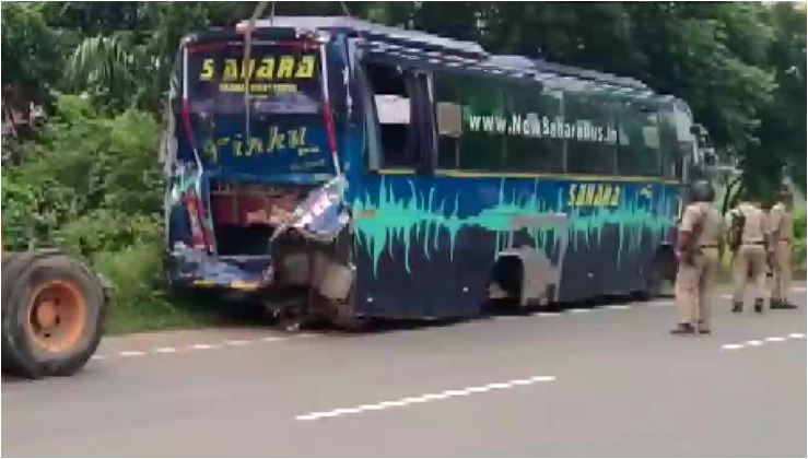 Uttar Pradesh 4 dead over dozen injured after truck hits bus saaksha tv