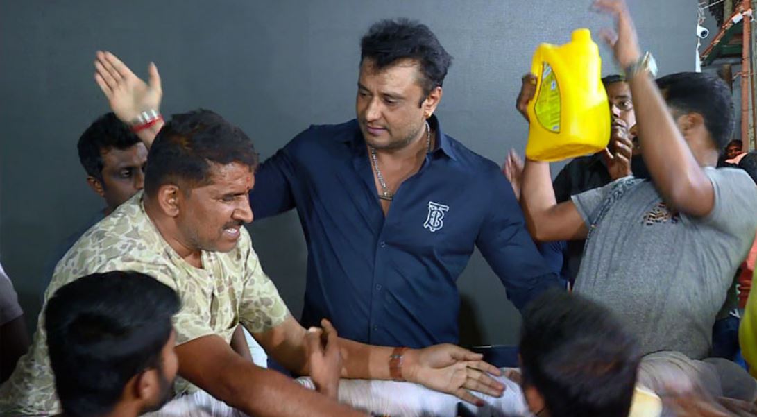 ಅಭಿಮಾನಿಯ ತಳ್ಳಿದ ವ್ಯಕ್ತಿಯ ತಲೆಗೆ ಮೊಟಕಿದ ದರ್ಶನ್…