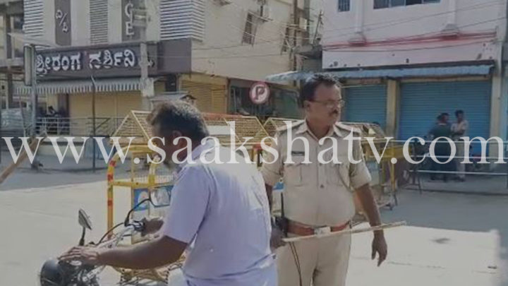 ಮಾಸ್ಕ್ ಇಲ್ಲದೇ ಸೇವೆಯಲ್ಲಿ ತೊಡಗಿರುವ ಪೊಲೀಸ್ ಮತ್ತು ಆರೋಗ್ಯ ಇಲಾಖೆ ಸಿಬ್ಬಂದಿ…