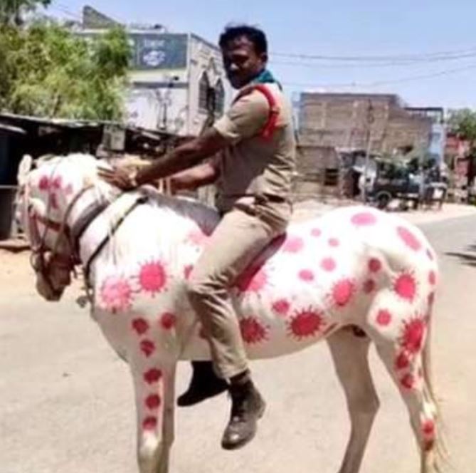 ಕುದುರೆ ಏರಿ ಕೊರೊನಾ ಬಗ್ಗೆ ಜಾಗೃತಿ ಮೂಡಿಸಿದ ಸಬ್ ಇನ್ಸ್ ಪೆಕ್ಟರ್….