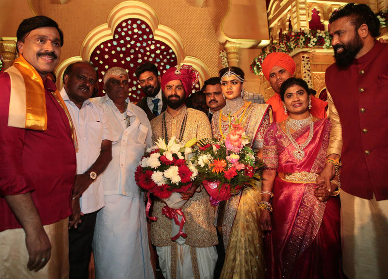 ಅದ್ದೂರಿಯಾಗಿ ನಡೆದ ಶ್ರೀ ರಾಮುಲು ಪುತ್ರಿ ರಕ್ಷಿತಾ ವಿವಾಹ