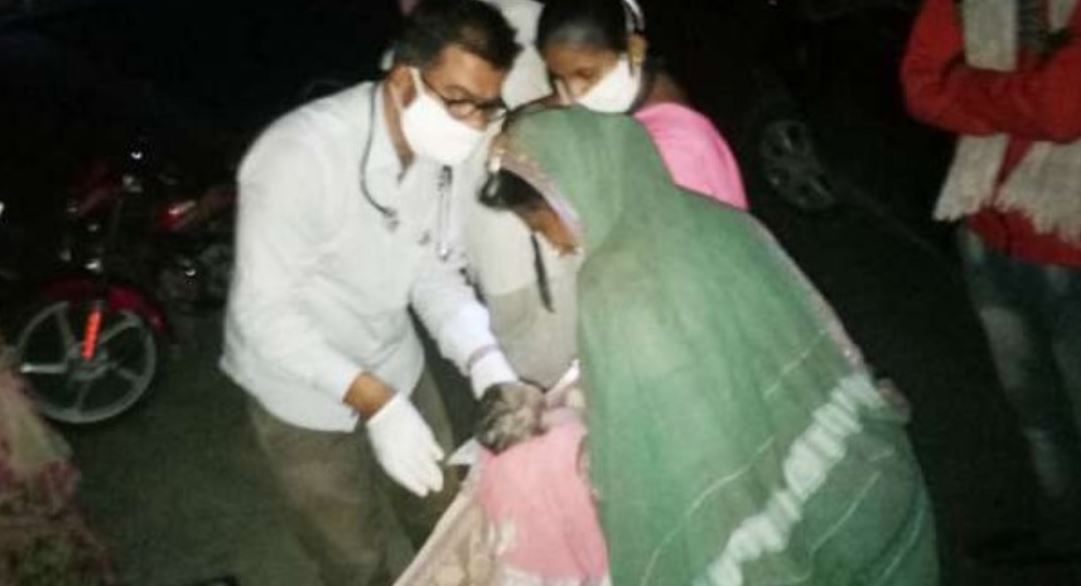 ಹೆದ್ದಾರಿಯಲ್ಲಿ ಹೆಣ್ಣು ಮಗುವಿಗೆ ಜನ್ಮ ನೀಡಿದ ತಾಯಿ…