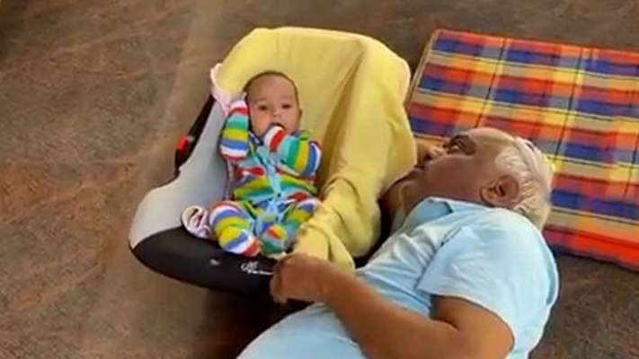 ಮೊಮ್ಮಗಳನ್ನ ಆಡಿಸುತ್ತಾ ಕಾಲ ಕಳೆಯುತ್ತಿದ್ದಾರೆ ಮಾಜಿ ಸ್ಪೀಕರ್ ರಮೇಶ್ ಕುಮಾರ್ !!