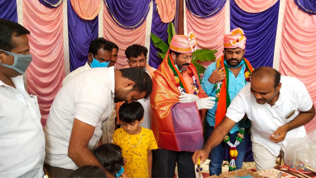 ನಿಯಮ ಉಲ್ಲಂಘನೆ ಮಾಡಿ ಹುಟ್ಟು ಹಬ್ಬ ಆಚರಿಸಿಕೊಂಡ ಬಿಜೆಪಿ ಶಾಸಕ…
