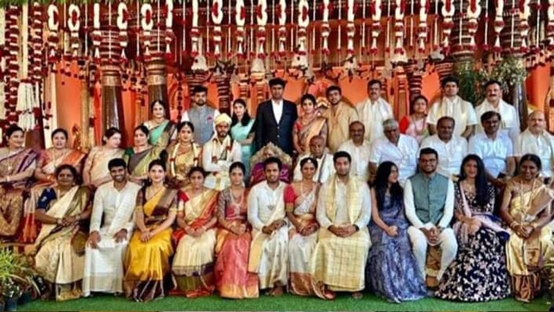 ನಿಖಿಲ್ ಮದ್ವೆಯ ಫೋಟೋ ವೈರಲ್ : ಸಾಮಾಜಿಕ ಅಂತರ ಎಲ್ಲಿದೆ ಬ್ರದರ್?