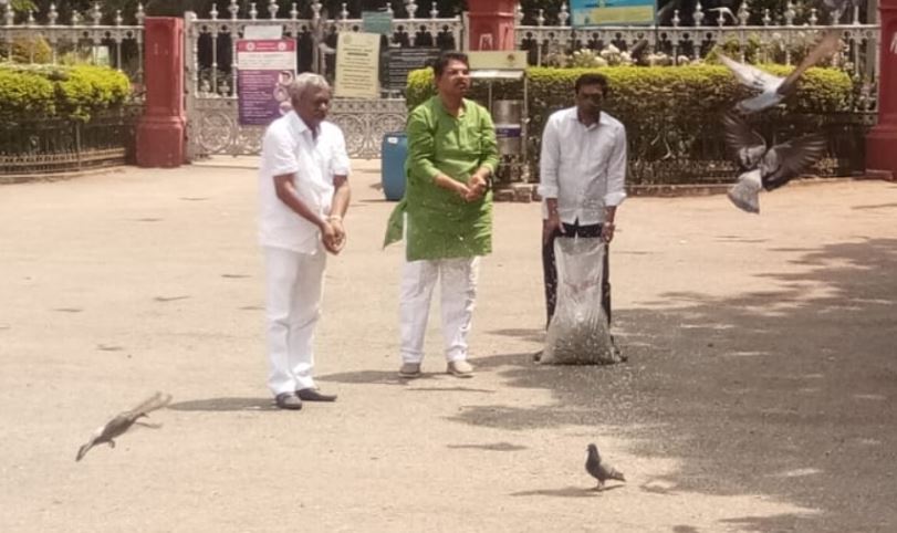 ಪಕ್ಷಿಗಳಿಗೆ ಆಹಾರ ನೀಡಿದ ಸಚಿವ ಆರ್ .ಅಶೋಕ್…