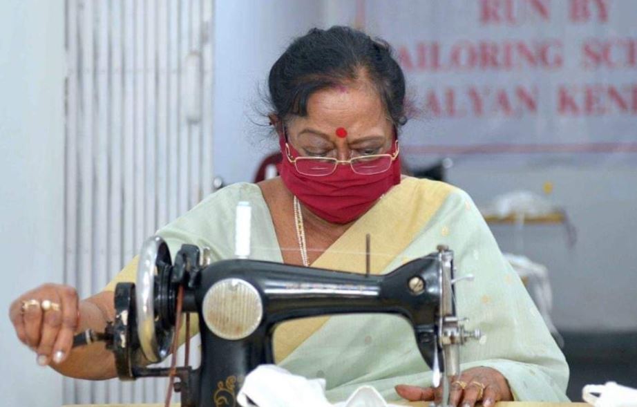 ಮಾಸ್ಕ್ ತಯಾರಿಸುತ್ತಿರುವ ಪ್ರಥಮ ಮಹಿಳೆ ಸವಿತಾ ಕೋವಿಂದ್…