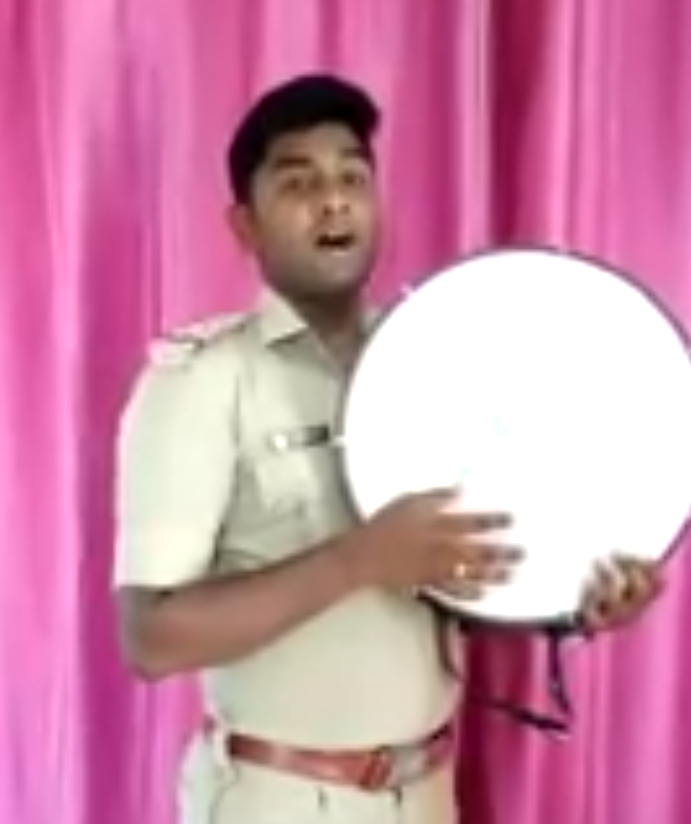 “ಭಯಪಡದಿರಿ ಈ ಮಾರಿಗೆ”..ಜನಪದ ಶೈಲಿಯಲ್ಲಿ ಕೊರೊನಾ ಗೀತೆ ಹಾಡಿದ ಪೊಲೀಸರು!