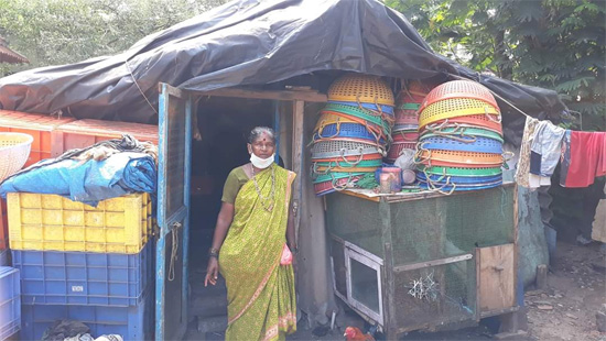 ತಾನೇ ಗುಡಿಸಲಲ್ಲಿದ್ದರೂ 140 ಮನೆಗಳಿಗೆ ಅಕ್ಕಿ ಹಂಚಿದ ಮಹಾತಾಯಿ.!