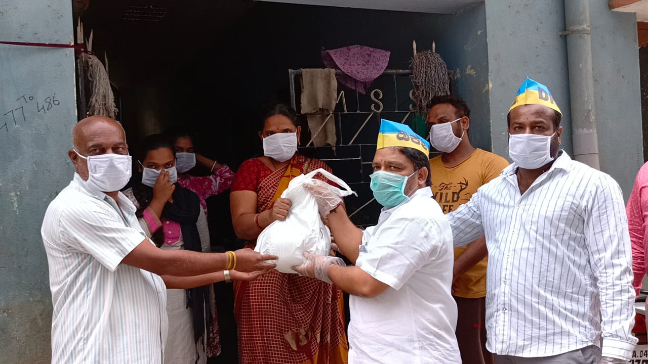 ಡಿಕೆ ಶಿವಕುಮಾರ್ ಅಭಿಮಾನಿಗಳಿಂದ ಆಹಾರ ಕಿಟ್ ವಿತರಣೆ…