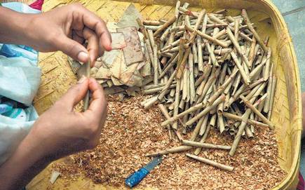 ಲಾಕ್ ಡೌನ್ : ಒಪ್ಪೊತ್ತಿನ ಊಟಕ್ಕೂ ಪರದಾಡುತ್ತಿದ್ದಾರೆ ಬೀಡಿ ಕಾರ್ಮಿಕರು…