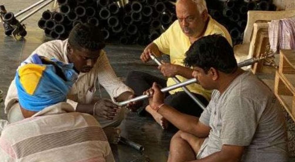 ತೋಟದ ಕೆಲಸಕ್ಕೆ ಮುಂದಾದ ಮಾಜಿ ಸ್ಪೀಕರ್ ರಮೇಶ್ ಕುಮಾರ…