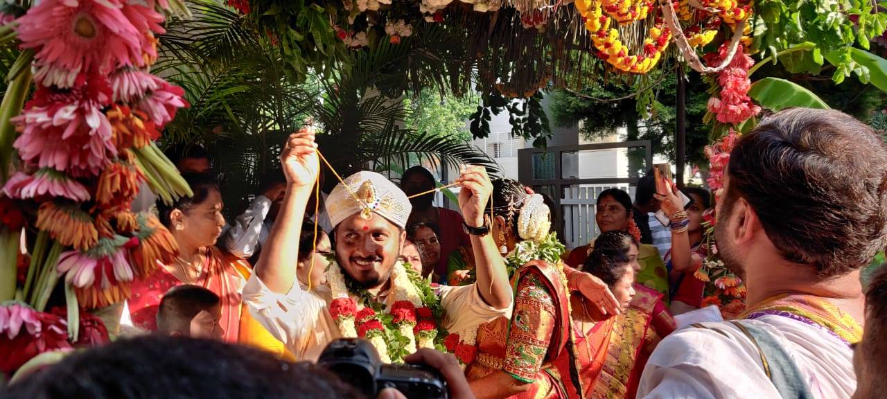 ಲಾಕ್ ಡೌನ್ ನಡುವೆ ಸಪ್ತಪದಿ ತುಳಿದ ‘ಅದ್ಧೂರಿ’ ನಿರ್ದೇಶಕ ಎ.ಪಿ.ಅರ್ಜುನ್…