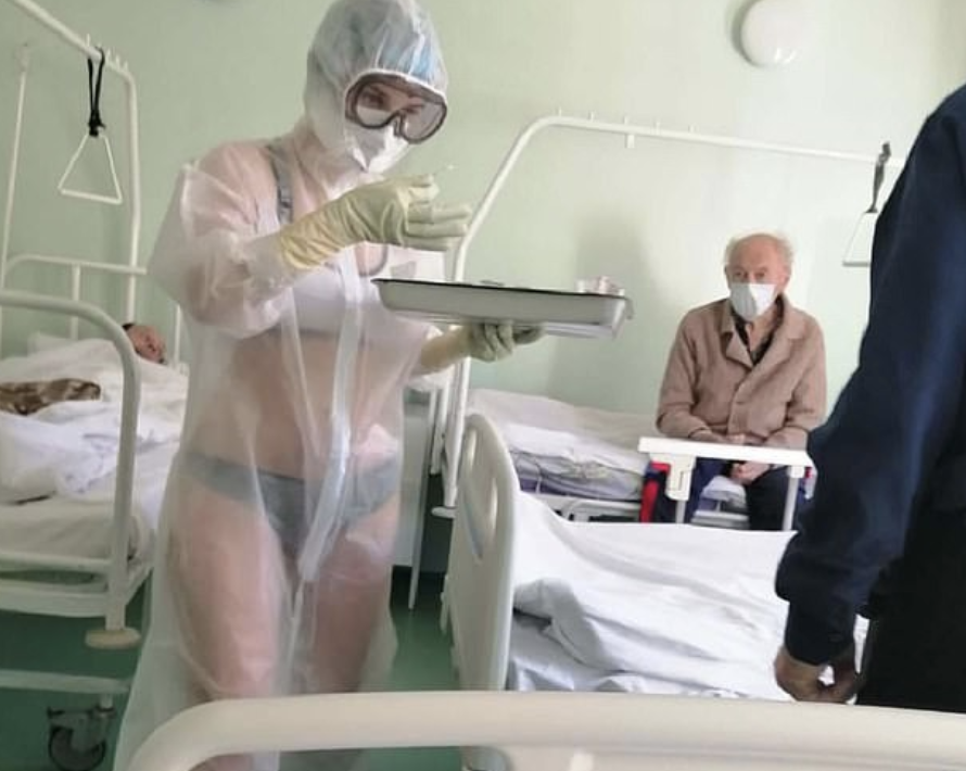 ಸೆಕೆ ಆಗುತ್ತೆಂದು ಬಿಕಿನಿ ಧರಿಸಿ ಪುರುಷ ರೋಗಿಗಳಿಗೆ ಚಿಕಿತ್ಸೆ ನೀಡಿದ ನರ್ಸ್ !