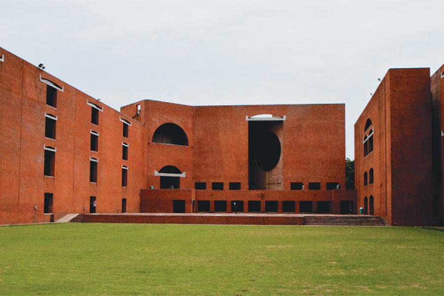 ವೇತನ ನೀಡದ ಐಐಎಂ ನಿರ್ದೇಶಕರಿಗೆ ವಲಸೆ ಕಾರ್ಮಿಕರಿಂದ ಲೀಗಲ್ ನೋಟಿಸ್..!!