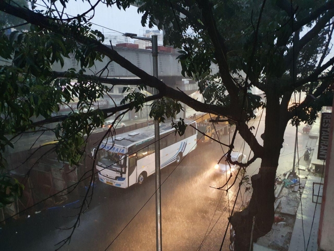 ಸಿಲಿಕಾನ್ ಸಿಟಿಯಲ್ಲಿ ವರುಣನ ಅಬ್ಬರ : ವಾಹನ ಸವಾರರ ಪರದಾಟ…
