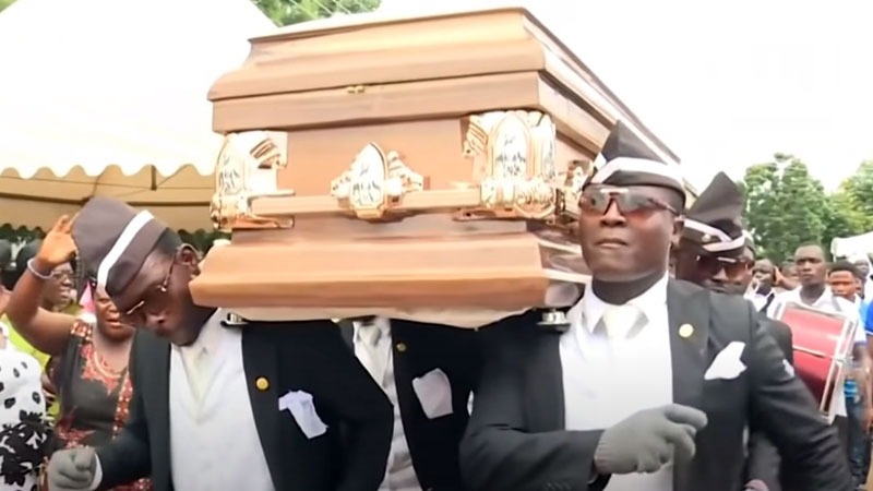 ಇವರು ಶವದ ಪೆಟ್ಟಿಗೆ ಹೊತ್ತು ಸ್ಟೆಪ್ ಹಾಕೋದ್ಯಾಕೆ ಗೊತ್ತಾ: ಇವರ ಹಿಂದಿದೆ ರೋಚಕ ಕಹಾನಿ..!