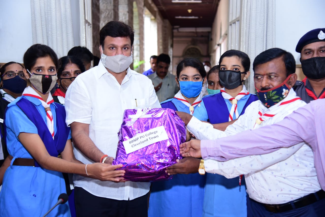ದ್ವಿತೀಯ ಪಿಯುಸಿ ವಿದ್ಯಾರ್ಥಿಗಳಿಗೆ ಮಾಸ್ಕ್ ವಿತರಿಸಿದ ಬಿಬಿಎಂಪಿ ಮೇಯರ್