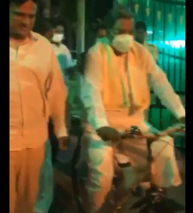 ಸೈಕಲ್ ಏರಿ ಸಿದ್ದು ಸವಾರಿ, ವೈರಲ್ ಆಯ್ತು ಟಗರು ಖದರ್..!