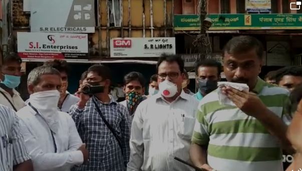 ವ್ಯಾಪಾರಿಗಳು ಮತ್ತು ಅಧಿಕಾರಿಗಳ ಮಧ್ಯೆ ಮಾತಿನ ಚಕಮಕಿ : ಲೈಸೆನ್ಸ್ ರದ್ದು ಮಾಡುವ  ಎಚ್ಚರಿಕೆ ನೀಡಿದ ಕಮಿಷನರ್