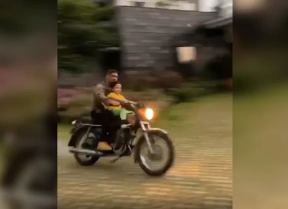 ಆಹ್ಲಾದಕರವಾದ ವಾತಾವರಣದಲ್ಲಿ ಧೋನಿ ಮಗಳು ಝೀವಾ ಜೊತೆ ಬೈಕ್ ಸವಾರಿ…!