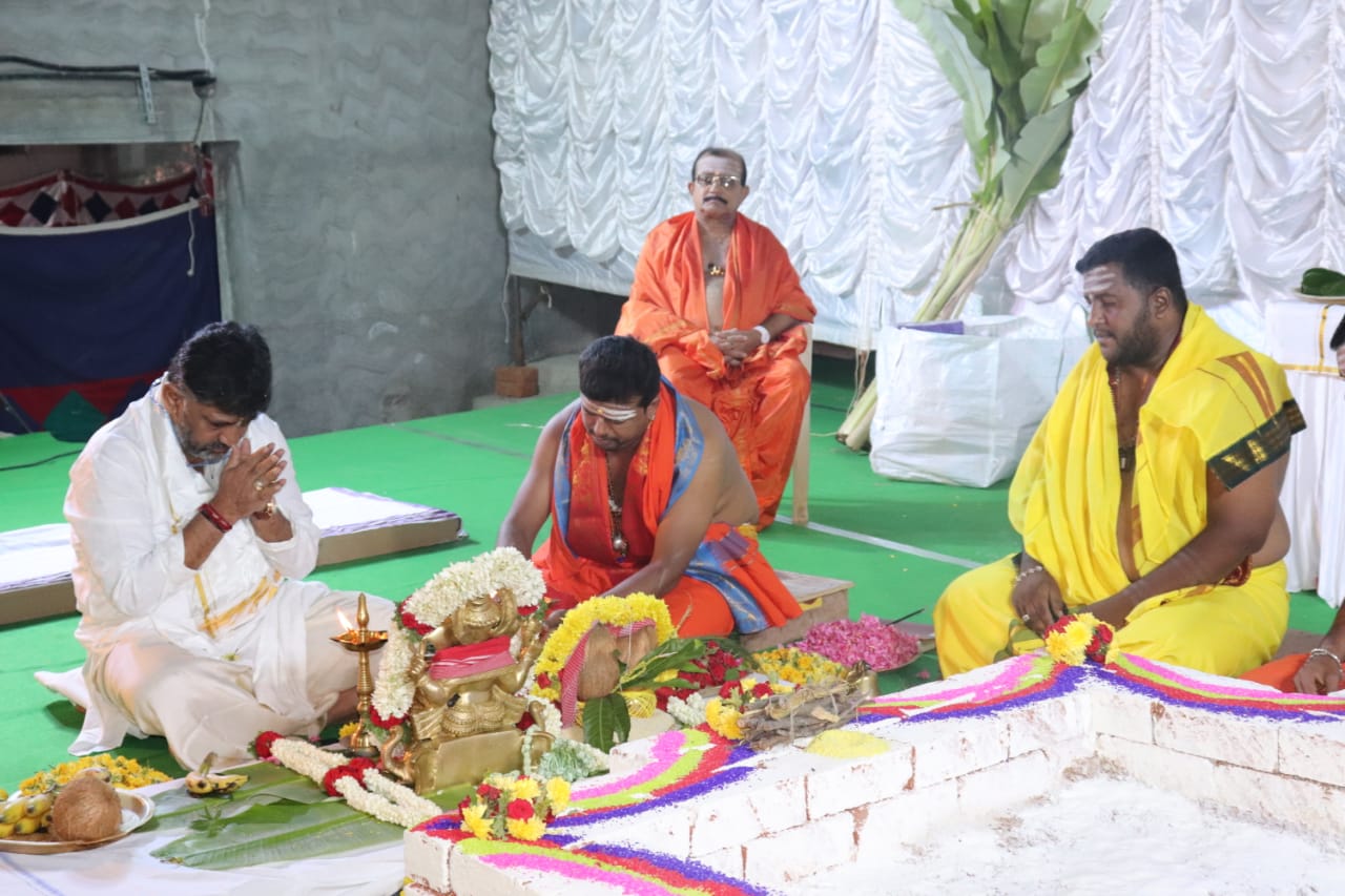 ಕೆಪಿಸಿಸಿ ನೂತನ ಕಚೇರಿಯಲ್ಲಿ ಹೋಮ,ಹವನ ನಡೆಸಿದ ಡಿ.ಕೆ.ಶಿವಕುಮಾರ್