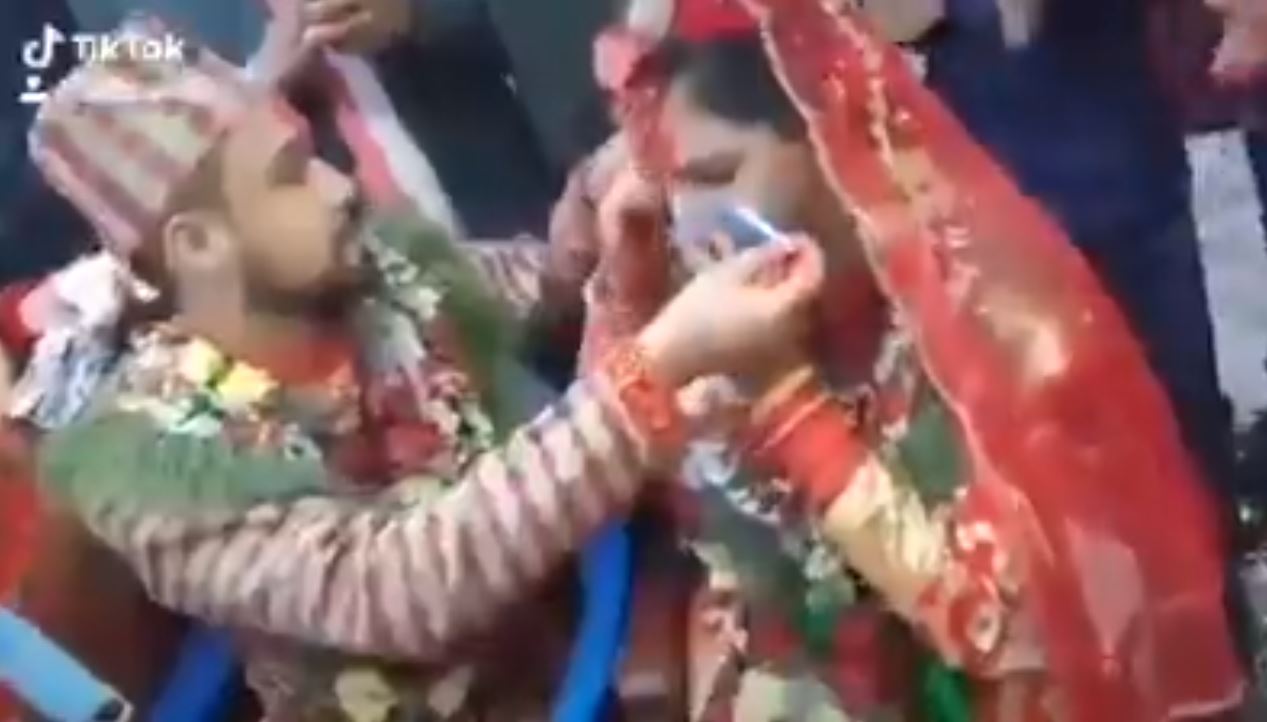 ಕೊರೊನಾ ಎಫೆಕ್ಟ್ : ಹಾರದ ಬದಲು ಮಾಸ್ಕ್ ಬದಲಿಸಿಕೊಂಡ ನವ ಜೋಡಿ…