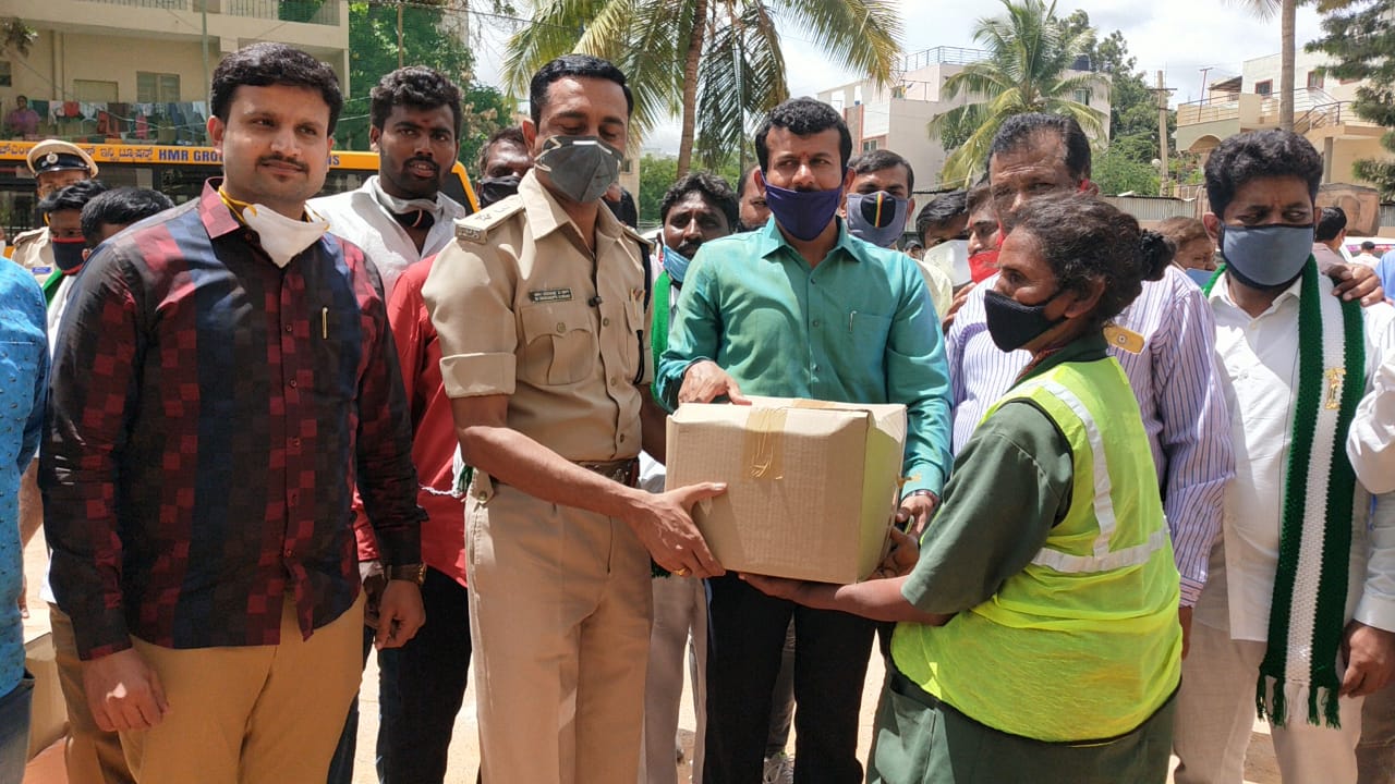 ಕೊರೊನಾ ವಾರಿಯರ್ಸ್ಗೆ ಆಹಾರ ಧಾನ್ಯದ ಕಿಟ್ ಗಳನ್ನು ವಿತರಿಸಿದ ವಿಧಾನ ಪರಿಷತ್ ಸದಸ್ಯ ಹೆಚ್. ಎಂ. ರಮೇಶ್ ಗೌಡ…