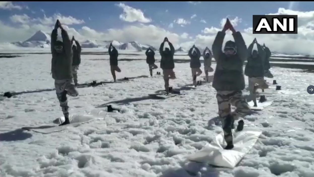 ಗಡಿಯಲ್ಲಿ ಯೋಗಾಯೋಗ; ಮೈನವಿರೇಳಿಸುತ್ತದೆ ಯೋಧರ ಯೋಗಭ್ಯಾಸ