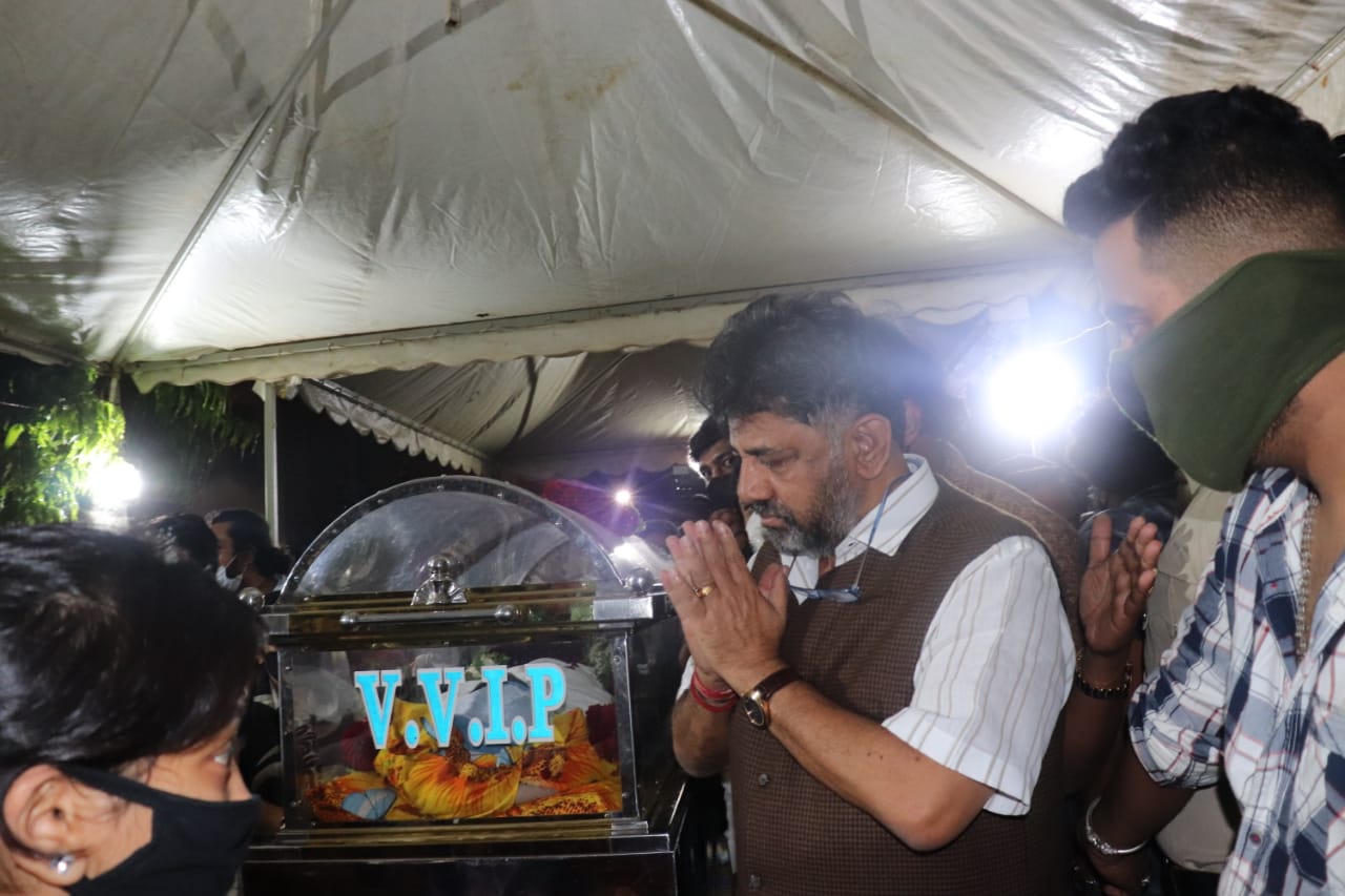 ಚಿತ್ರನಟ ಚಿರಂಜೀವಿ ಸರ್ಜಾ ಪಾರ್ಥಿವ ಶರೀರಕ್ಕೆ ಡಿ.ಕೆ. ಶಿವಕುಮಾರ್ ಅಂತಿಮ ನಮನ