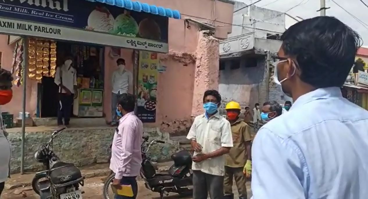 ಮಾಸ್ಕ್ ಜಾಗೃತಿಗಾಗಿ ಫೀಲ್ಡ್ ಗಿಳಿದ ಯಾದಗಿರಿ ಡಿಸಿ