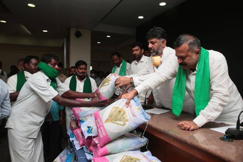 ರೈತರಿಗೆ ಬಿತ್ತನೆ ಬೀಜ ನೀಡಿ ರಾಹುಲ್ ಗಾಂಧಿ ಜನ್ಮದಿನ ಆಚರಣೆ