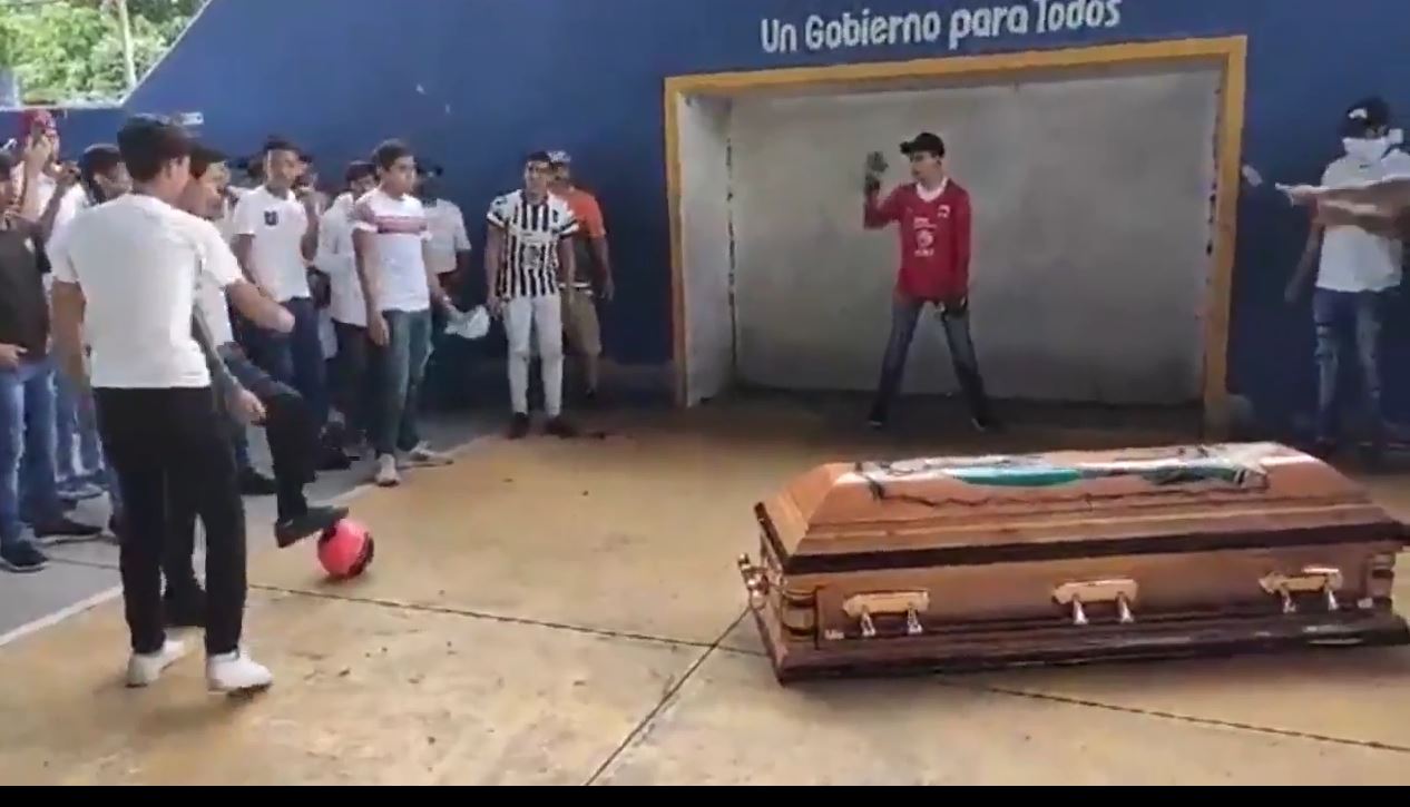 ಹೋಗಿ ಬಾ ಗೆಳೆಯಾ..ಗೋಲ್ ಹೊಡೆಸಿ ಗೆಳೆಯರ ಕಣ್ಣೀರ ವಿದಾಯ..!