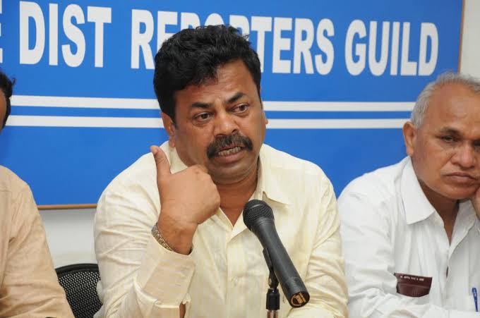 ನನ್ನ ಎದೆ ಬಗೆದರೂ ಅದರಲ್ಲಿ ಯಡಿಯೂರಪ್ಪ ಇದ್ದಾರೆ, ಬಗೆದು ತೋರಿಸ್ಲಾ- ರೇಣುಕಾಚಾರ್ಯ