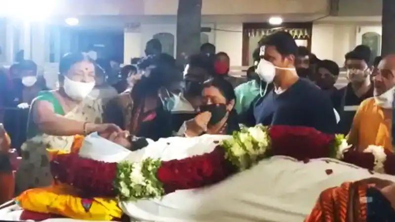 ಇಂದು ಮಧ್ಯಾಹ್ನ ಧ್ರುವ ಸರ್ಜಾ ರ ಫಾರ್ಮ್‌ ಹೌಸ್ ನಲ್ಲಿ ಚಿರು‌ ಅಂತ್ಯಕ್ರಿಯೆ