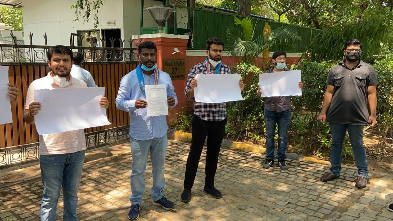 ಸಿಬಿಎಸ್‍ಇ ಮತ್ತು ಯುಜಿಸಿ ಪರೀಕ್ಷೆಗಳನ್ನು ಮುಂದೂಡವಂತೆ ಆಗ್ರಹಿಸಿ ಎನ್‍ಎಸ್‍ಯುಐ ಪ್ರತಿಭಟನೆ