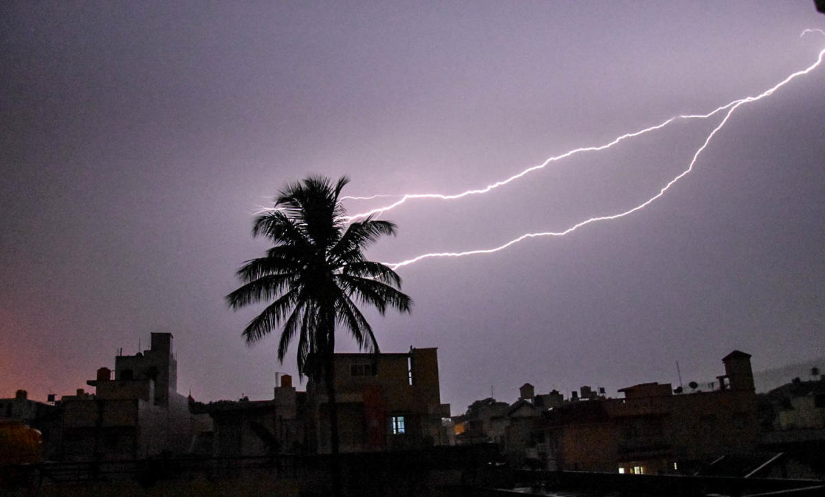 ಬಾಗಲಕೋಟೆಯಲ್ಲಿ ಬಿರುಗಾಳಿ ಸಹಿತ ಮಳೆ : ಧರೆಗುರುಳಿದ ಮರಗಳು, ವಿದ್ಯುತ್ ಕಂಬಗಳು…