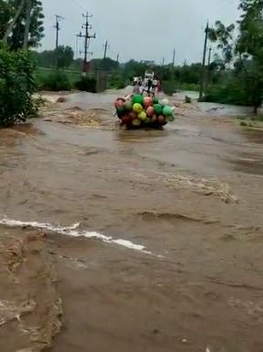 ರಭಸವಾಗಿ ಹರಿಯುತ್ತಿದ್ದ ಮಳೆನೀರಿನಲ್ಲಿ ಕೊಚ್ಚಿಹೋಗುತ್ತಿದ್ದ ವ್ಯಕ್ತಿಯ ರಕ್ಷಣೆ..!
