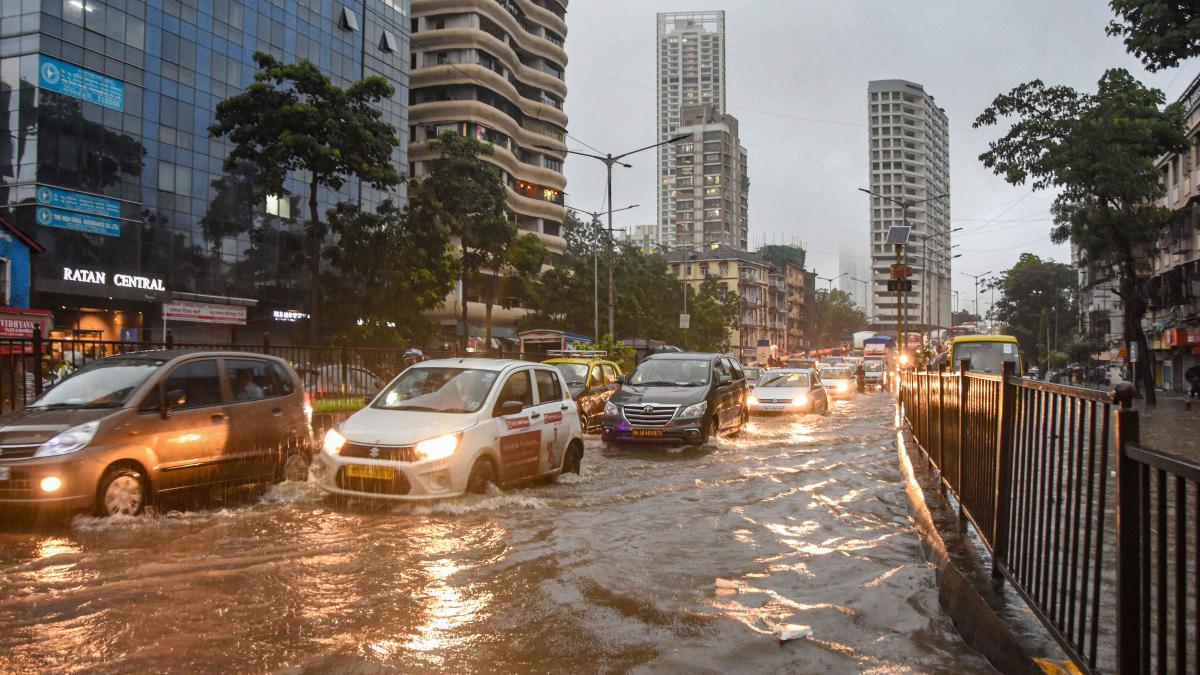 ಮುಂಬೈನಲ್ಲಿ ಭಾರಿ ಮಳೆ – ರೆಡ್ ಅಲರ್ಟ್ ಘೋಷಣೆ