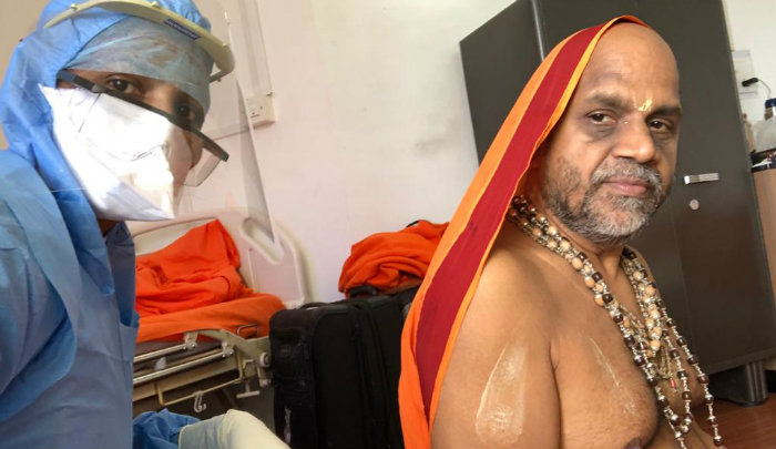 ಕೆಎಂಸಿ ಆಸ್ಪತ್ರೆಯಲ್ಲಿ ‌ನಿತ್ಯಪೂಜೆಯಲ್ಲಿ ನಿರತರಾಗಿರುವ ಪುತ್ತಿಗೆ ಶ್ರೀ