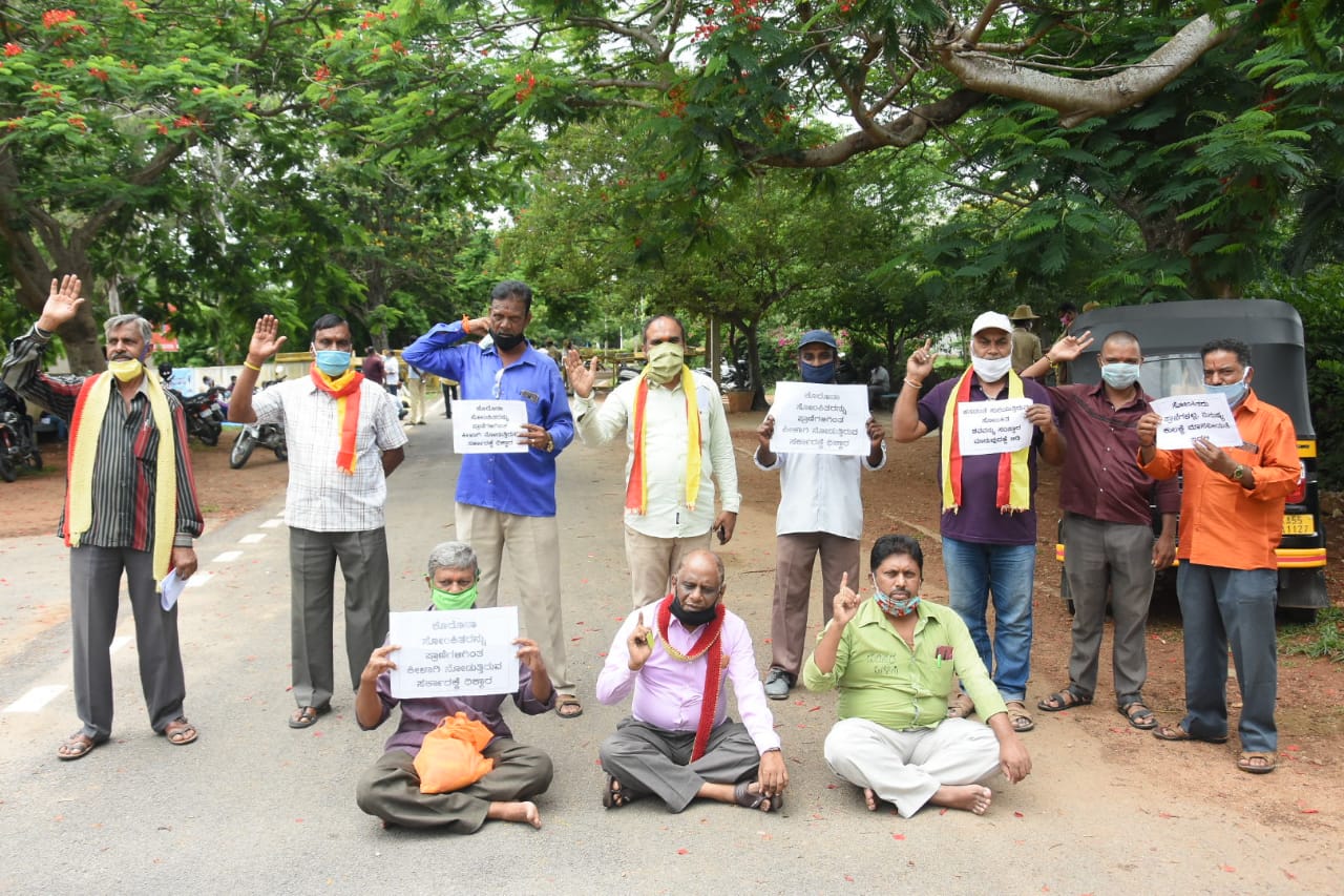 ಕೊರೊನಾದಿಂದ ಮೃತಪಟ್ಟರ್ನು ಸತ್ತ ನಾಯಿಗಳಂತೆ ಎಳೆದಾಡಿದ್ದಾರೆ..!