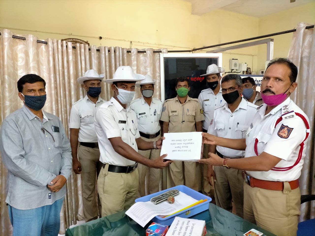 ಟ್ರಾಫಿಕ್ ರೂಲ್ಸ್ ಬ್ರೇಕ್..ಕ್ಷಣಾರ್ಧದಲ್ಲಿ ಫೋಟೊ ತೆಗೆದ ಪೇದೆಗೆ ಬಹುಮಾನ