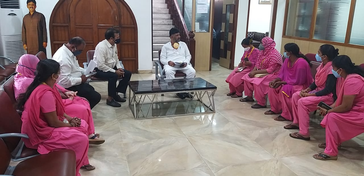 ಹೋರಾಟಕ್ಕೆ ಡಿಕೆಶಿ ಬೆಂಬಲ ಕೋರಿದ ಆಶಾ ಕಾರ್ಯಕರ್ತೆಯರು