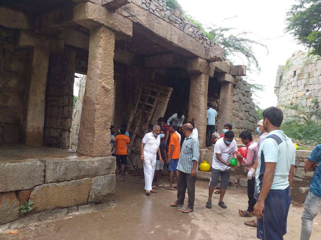 ಮುದಗಲ್ ಕೋಟೆಯ ಸ್ಮಾರಕಗಳನ್ನು ಸ್ವಚ್ಛಗೊಳಿಸಿದ ಯುವ ಬ್ರಿಗೇಡ್..!