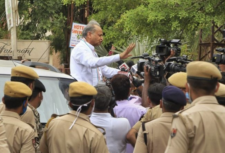 ರಾಜಸ್ಥಾನ ಸಿಎಂ ಅಶೋಕ್ ಗೆಹ್ಲೋಟ್ ಆಪ್ತರಿಗೆ ಐಟಿ ಶಾಕ್ : 12 ಕೋಟಿ ವಶ