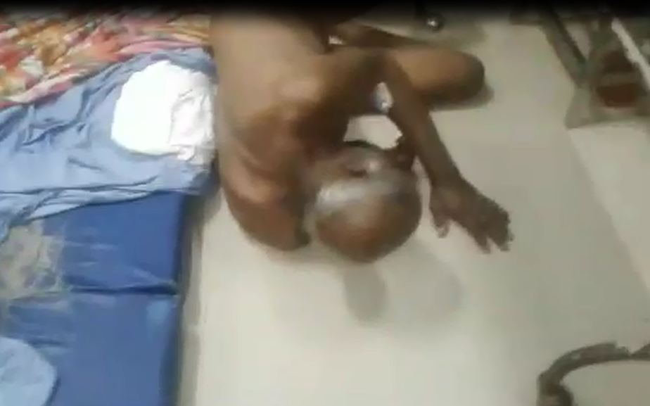 ಹೊಟ್ಟೆ ನೋವಿನಿಂದ ವೃದ್ಧ ಒದ್ದಾಟ; ಬಿಮ್ಸ್ ವೈದ್ಯರ ಅಮಾನವೀಯತೆ ವಿಡಿಯೋ ವೈರಲ್